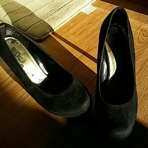 2 Pairs of Pumps for 9$!!! Nude and Black!